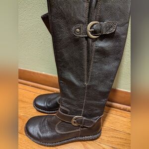 BOC  Born Tall Riding Boots Zip Up Dark Brown pebble Leather Buckles Size 6.5